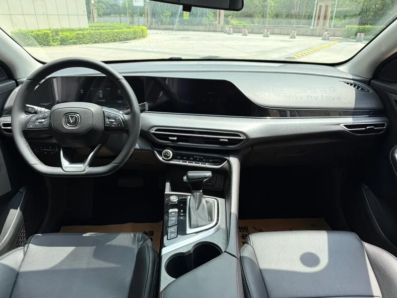 Changan Eado 2021 PLUS Blue whale NE 1.4T GDI DCT Premium Trim interior photo 6