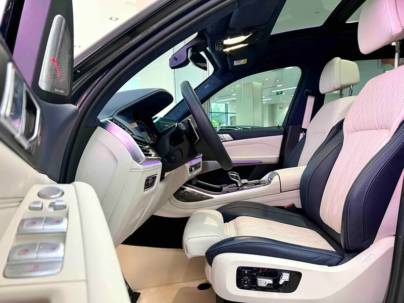 BMW X7 2022 xDrive40i Premium Class M Sports suit interior photo 6