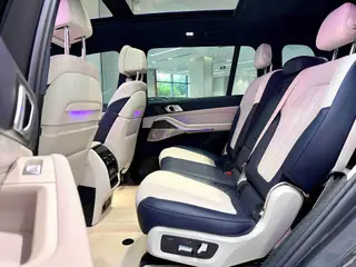 BMW X7 2022 xDrive40i Premium Class M Sports suit interior photo 8