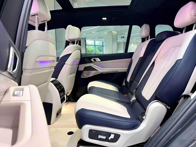 BMW X7 2022 xDrive40i Premium Class M Sports suit interior photo 8