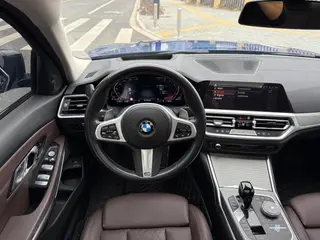 BMW 3 Series 2022 330Li xDrive M Sports Night Suit interior photo 12