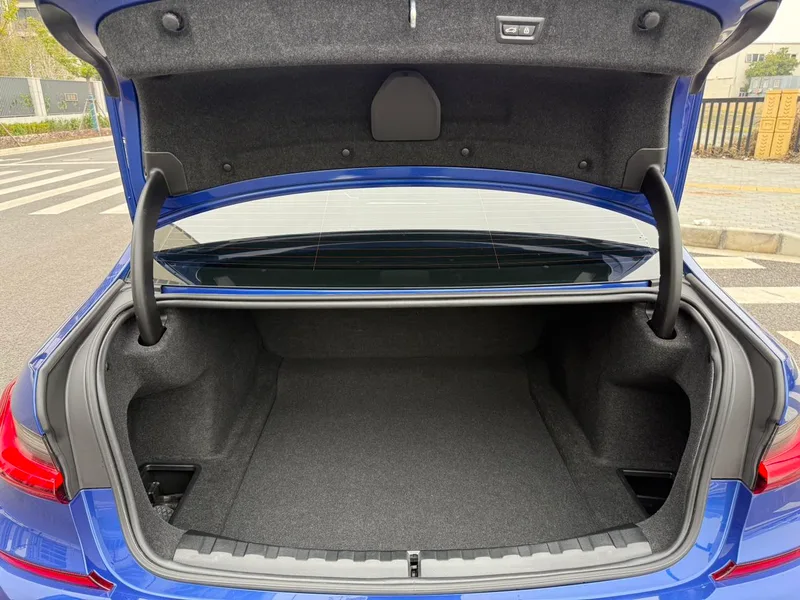 BMW 3 Series 2022 330Li xDrive M Sports Night Suit interior photo 16