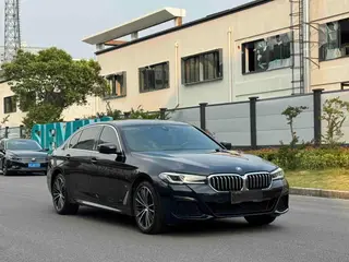 BMW 5 Series 2023 530Li Leader M Ensemble de sport extérieur photo 3