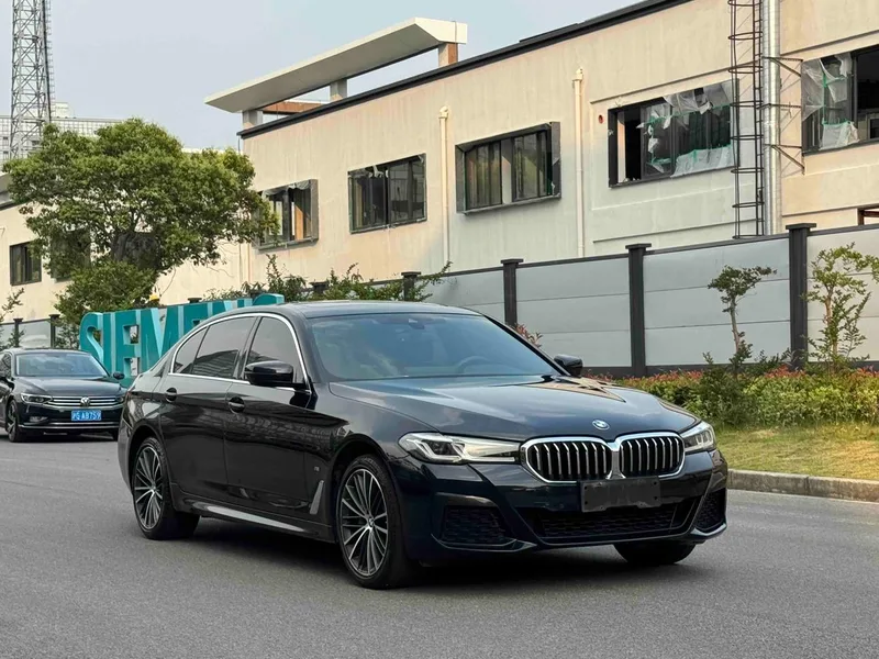 BMW 5 Series 2023 530Li Leader M Ensemble de sport extérieur photo 3