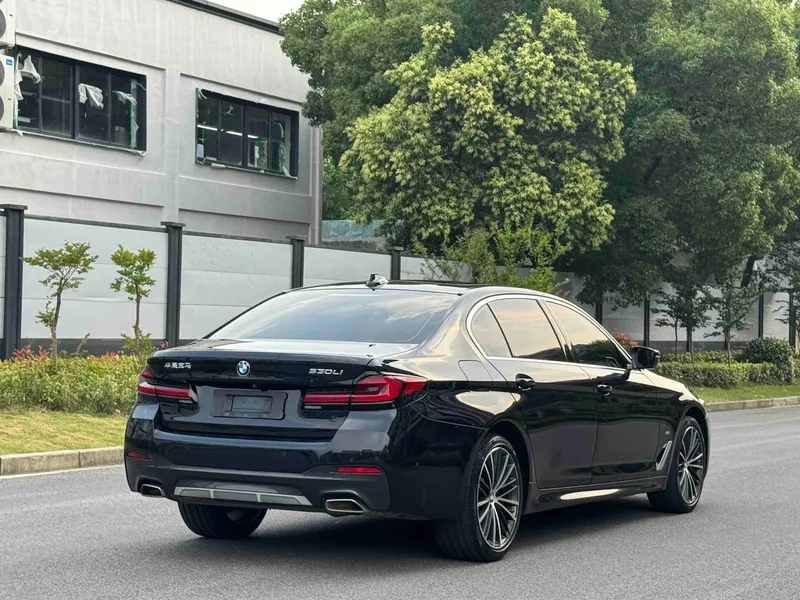 BMW 5 Series 2023 530Li Leader M Ensemble de sport extérieur photo 4