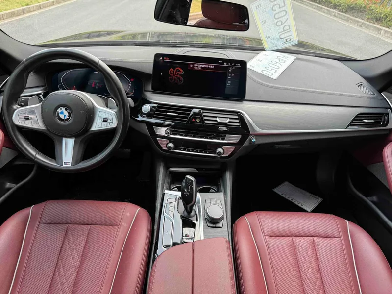 BMW 5 Series 2023 530Li Leader M Ensemble de sport extérieur photo 7