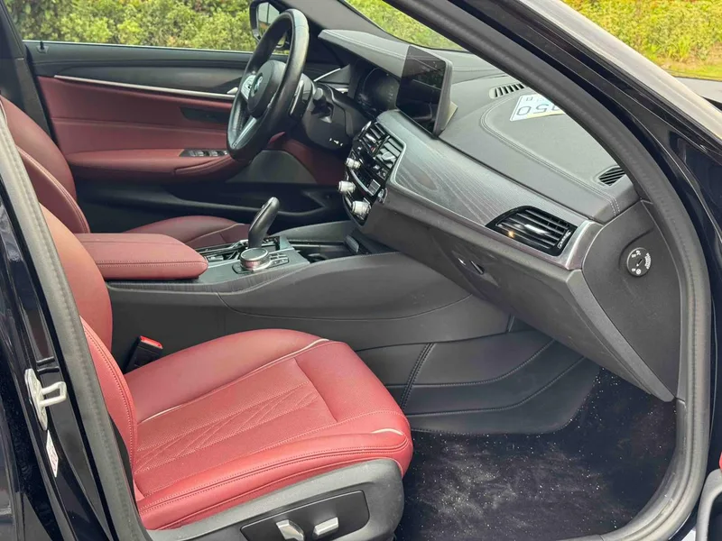BMW 5 Series 2023 530Li Leader M Ensemble de sport intérieur photo 12