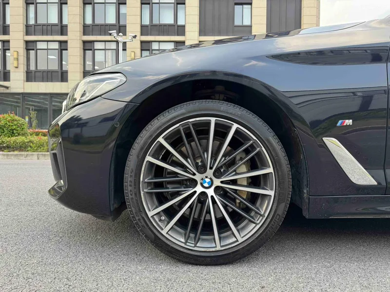 BMW 5 Series 2023 530Li Leader M Ensemble de sport intérieur photo 14
