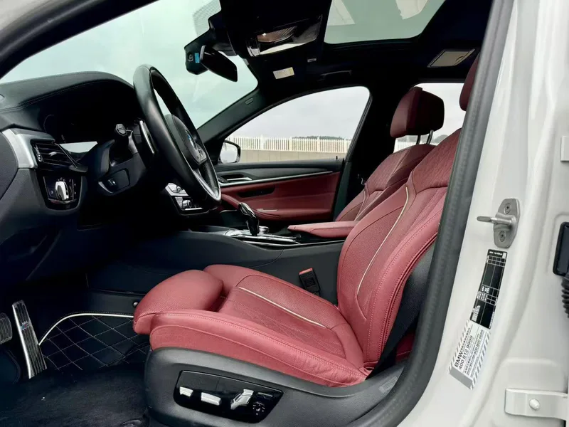 BMW 5 Series 2023 Mise à jour 530Li Type de luxe M Ensemble de sport intérieur photo 6
