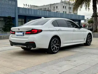 BMW 5 Series 2023 Mise à jour 530Li Type de luxe M Ensemble de sport intérieur photo 9