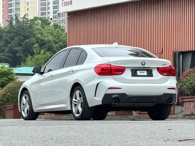 BMW 1 Series 2021 120i M Version sportive extérieur photo 2