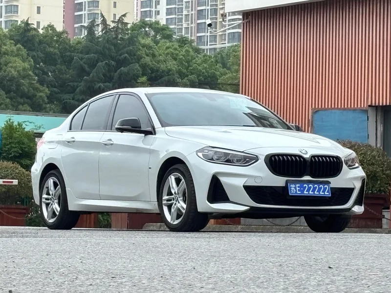 BMW 1 Series 2021 120i M Version sportive extérieur photo 4