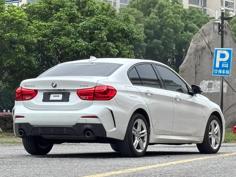 BMW 1 Series 2021 120i M Version sportive extérieur photo 8