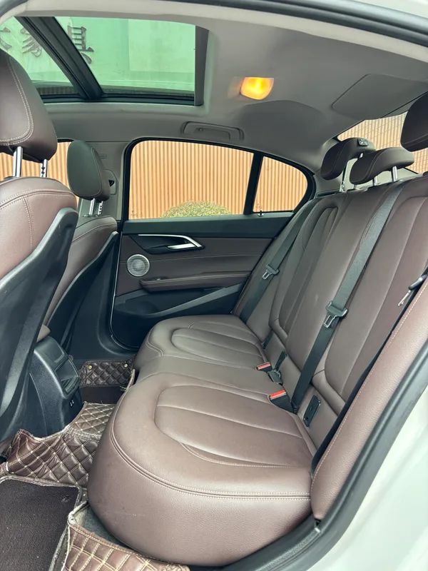 BMW 1 Series 2021 120i M Version sportive intérieur photo 9