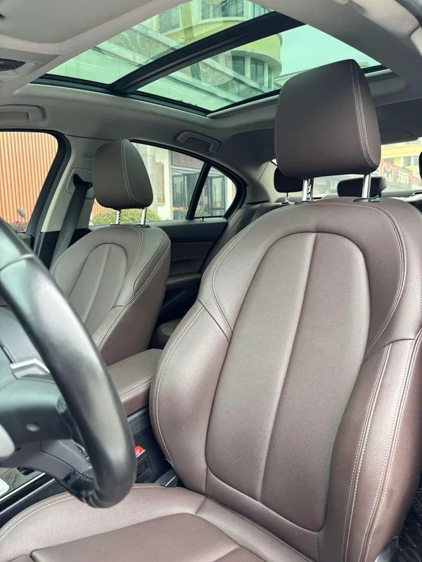 BMW 1 Series 2021 120i M Version sportive intérieur photo 10
