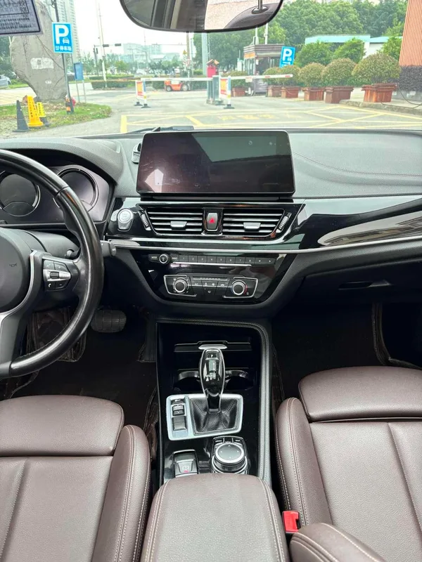 BMW 1 Series 2021 120i M Version sportive intérieur photo 12