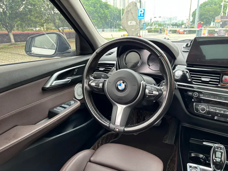 BMW 1 Series 2021 120i M Version sportive intérieur photo 13