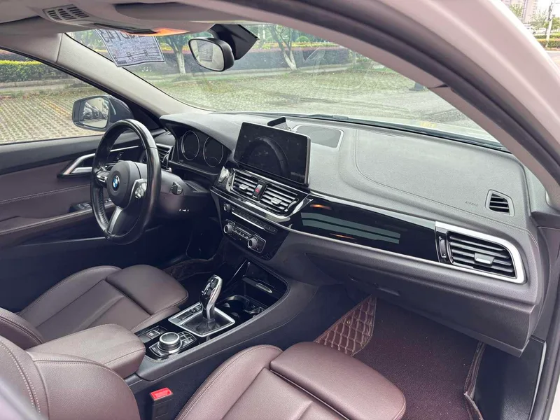 BMW 1 Series 2021 120i M Version sportive intérieur photo 15
