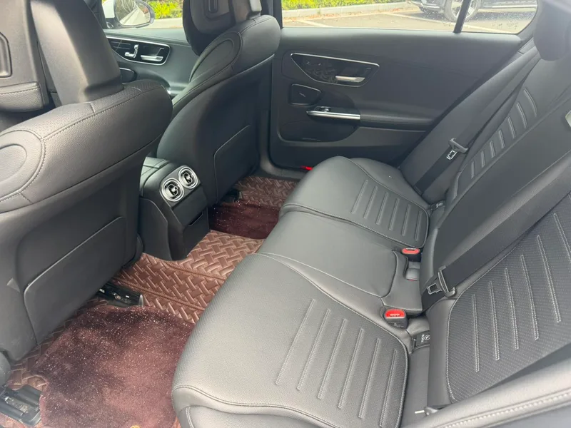 Mercedes-Benz C-Class 2024 C 260 L Versión deportiva interior foto 15 Mercedes-Benz C-Class 2024 C 260 L Versión deportiva interior foto 15