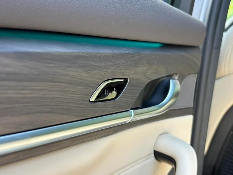 Geely Monjaro 2025 2.0TD High-power automatic two-wheel drive oriental obsidian star version interior photo 17 Geely Monjaro 2025 2.0TD High-power automatic two-wheel drive oriental obsidian star version interior photo 17