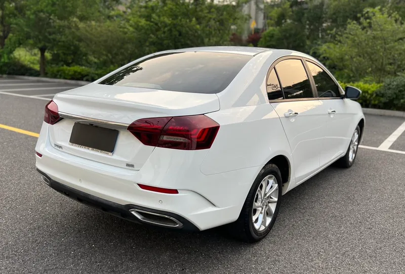 Geely Emgrand 2021 UP 1.5L CVT De lujo exterior foto 4 Geely Emgrand 2021 UP 1.5L CVT De lujo exterior foto 4