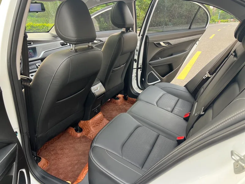 Geely Emgrand 2021 UP 1.5L CVT De lujo interior foto 9 Geely Emgrand 2021 UP 1.5L CVT De lujo interior foto 9