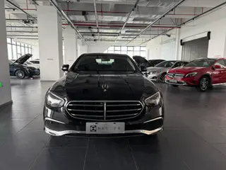 Mercedes-Benz E-Class 2023 E 300 L Estilo de moda Coche exterior foto 2