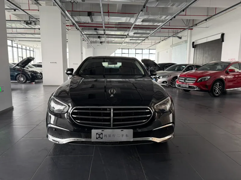 Mercedes-Benz E-Class 2023 E 300 L Estilo de moda Coche exterior foto 2