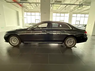Mercedes-Benz E-Class 2023 E 300 L Estilo de moda Coche exterior foto 3