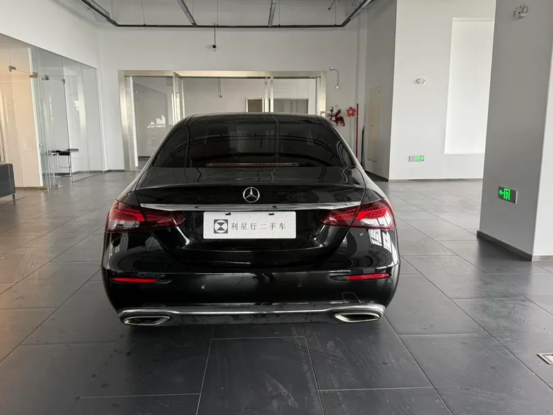 Mercedes-Benz E-Class 2023 E 300 L Estilo de moda Coche exterior foto 4