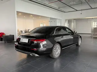 Mercedes-Benz E-Class 2023 E 300 L Estilo de moda Coche exterior foto 5