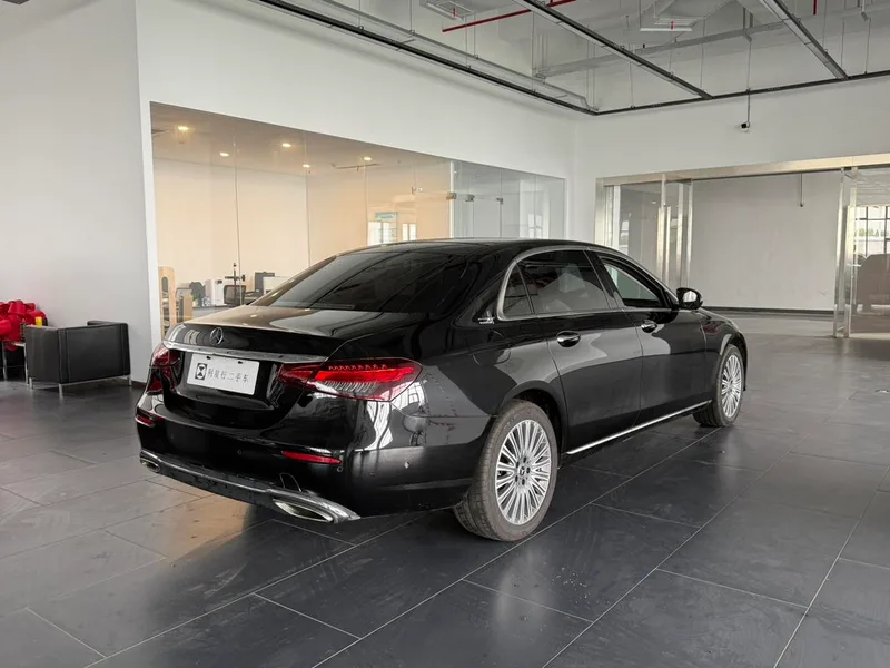 Mercedes-Benz E-Class 2023 E 300 L Estilo de moda Coche exterior foto 5