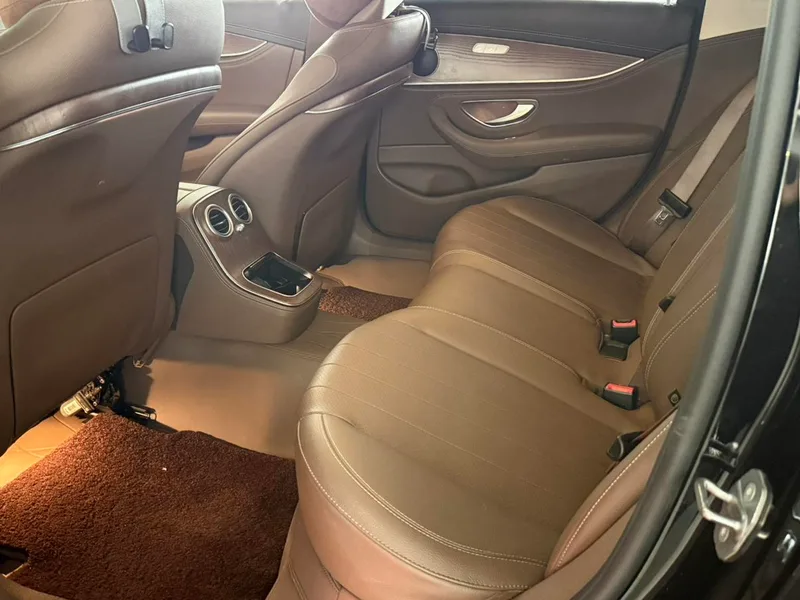 Mercedes-Benz E-Class 2023 E 300 L Estilo de moda Coche exterior foto 6