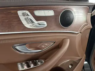 Mercedes-Benz E-Class 2023 E 300 L Estilo de moda Coche interior foto 7