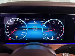 Mercedes-Benz E-Class 2023 E 300 L Estilo de moda Coche interior foto 9
