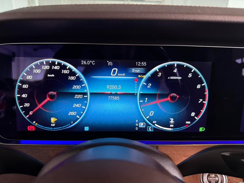 Mercedes-Benz E-Class 2023 E 300 L Estilo de moda Coche interior foto 9