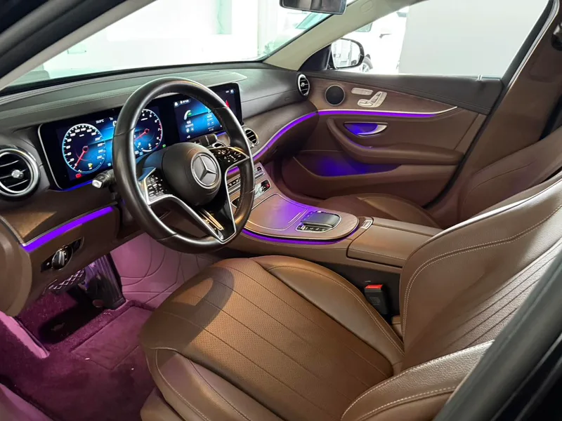 Mercedes-Benz E-Class 2023 E 300 L Estilo de moda Coche interior foto 10