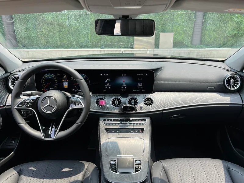 Mercedes-Benz E-Class 2023 E 300 L Модный тип Седан интерьер фото 16