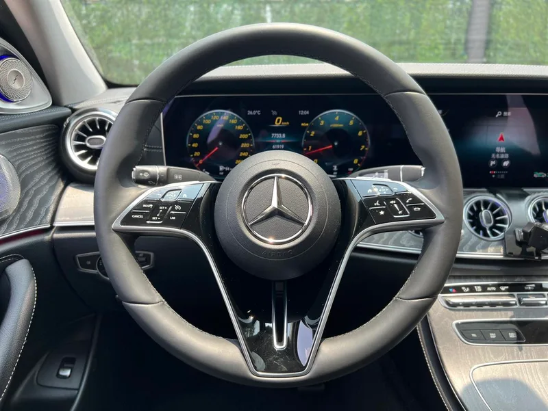 Mercedes-Benz E-Class 2023 E 300 L Модный тип Седан интерьер фото 17