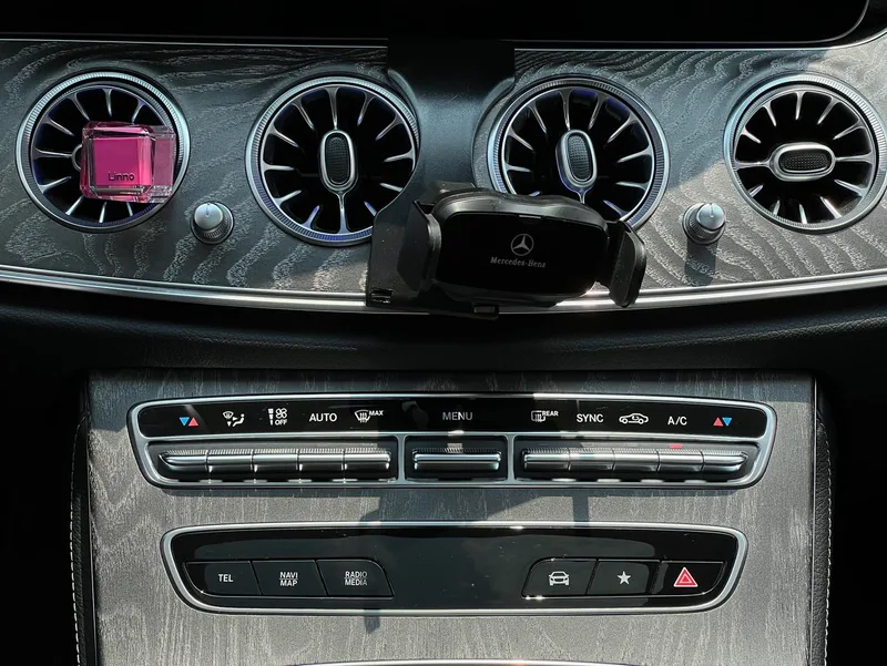 Mercedes-Benz E-Class 2023 E 300 L Модный тип Седан интерьер фото 20