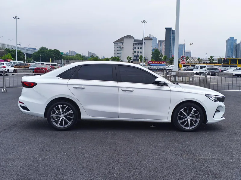 Geely Emgrand 2023 4e génération Version championnat 1.5L CVT Finition premium extérieur photo 4 Geely Emgrand 2023 4e génération Version championnat 1.5L CVT Finition premium extérieur photo 4
