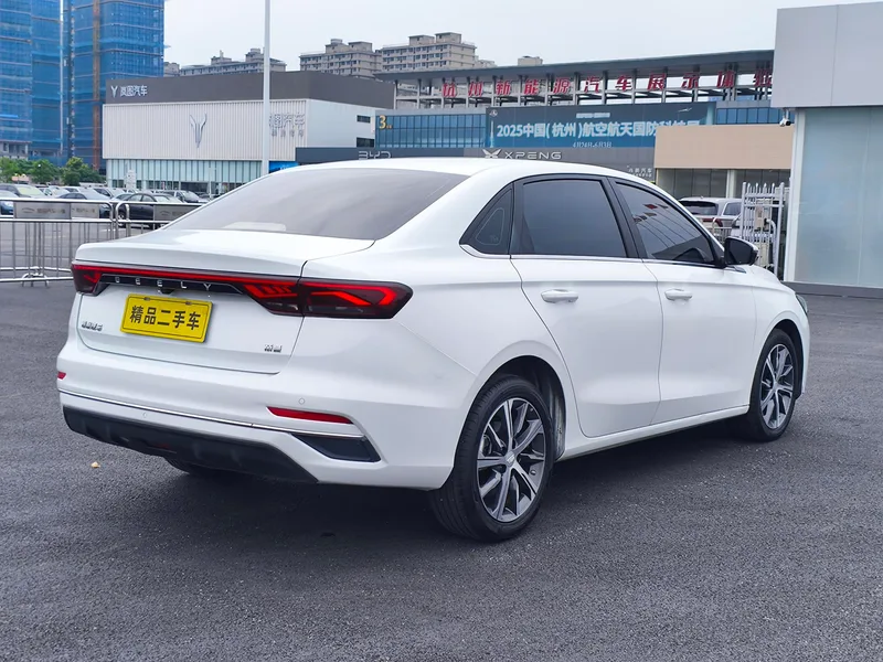 Geely Emgrand 2023 4e génération Version championnat 1.5L CVT Finition premium extérieur photo 6 Geely Emgrand 2023 4e génération Version championnat 1.5L CVT Finition premium extérieur photo 6