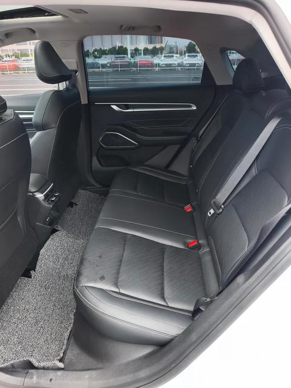 Geely Emgrand 2023 4e génération Version championnat 1.5L CVT Finition premium intérieur photo 10 Geely Emgrand 2023 4e génération Version championnat 1.5L CVT Finition premium intérieur photo 10