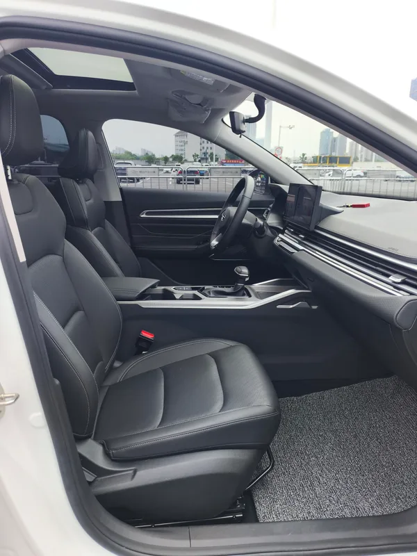 Geely Emgrand 2023 4e génération Version championnat 1.5L CVT Finition premium intérieur photo 11 Geely Emgrand 2023 4e génération Version championnat 1.5L CVT Finition premium intérieur photo 11