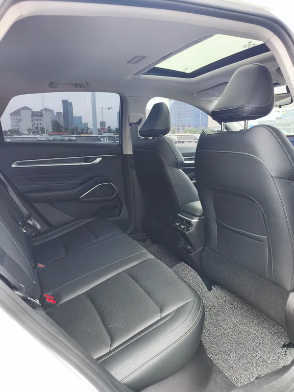 Geely Emgrand 2023 4e génération Version championnat 1.5L CVT Finition premium intérieur photo 12 Geely Emgrand 2023 4e génération Version championnat 1.5L CVT Finition premium intérieur photo 12