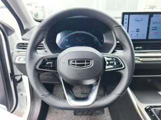 Geely Emgrand 2023 4e génération Version championnat 1.5L CVT Finition premium intérieur photo 15 Geely Emgrand 2023 4e génération Version championnat 1.5L CVT Finition premium intérieur photo 15