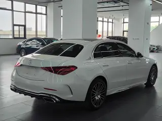 Mercedes-Benz C-Class 2024 C 260 L Versión deportiva exterior foto 4