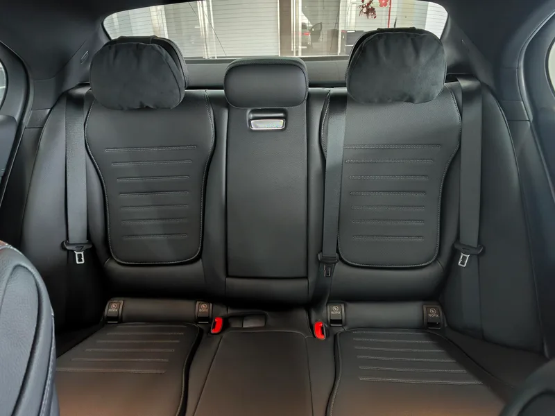 Mercedes-Benz C-Class 2024 C 260 L Versión deportiva interior foto 9