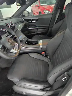 Mercedes-Benz C-Class 2024 C 260 L Versión deportiva interior foto 10