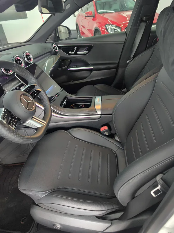 Mercedes-Benz C-Class 2024 C 260 L Versión deportiva interior foto 10